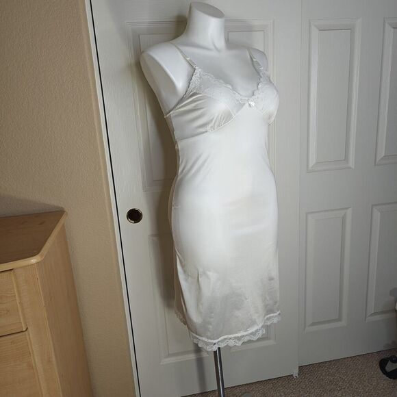 Vintage Ashley Taylor lace trimmed off white satin slip sz 36 - Picture 3 of 8
